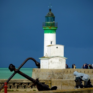 Vue du phare du Tréport avec une ancre et un canon - France  - collection de photos clin d'oeil, catégorie rues